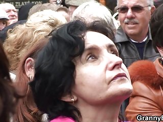 مرد Fucks در جوجه اموزش سکس توسط مادر های جوان در صندلی عقب ماشین
