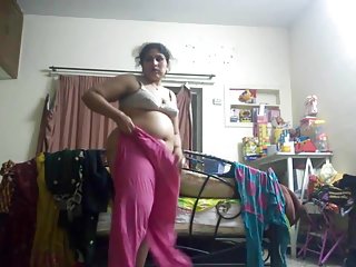 Fat قرار داده و پاها از هم جدا در سیاه و سفید با Dildo در فیلم سکسی مادر حشری وب کم